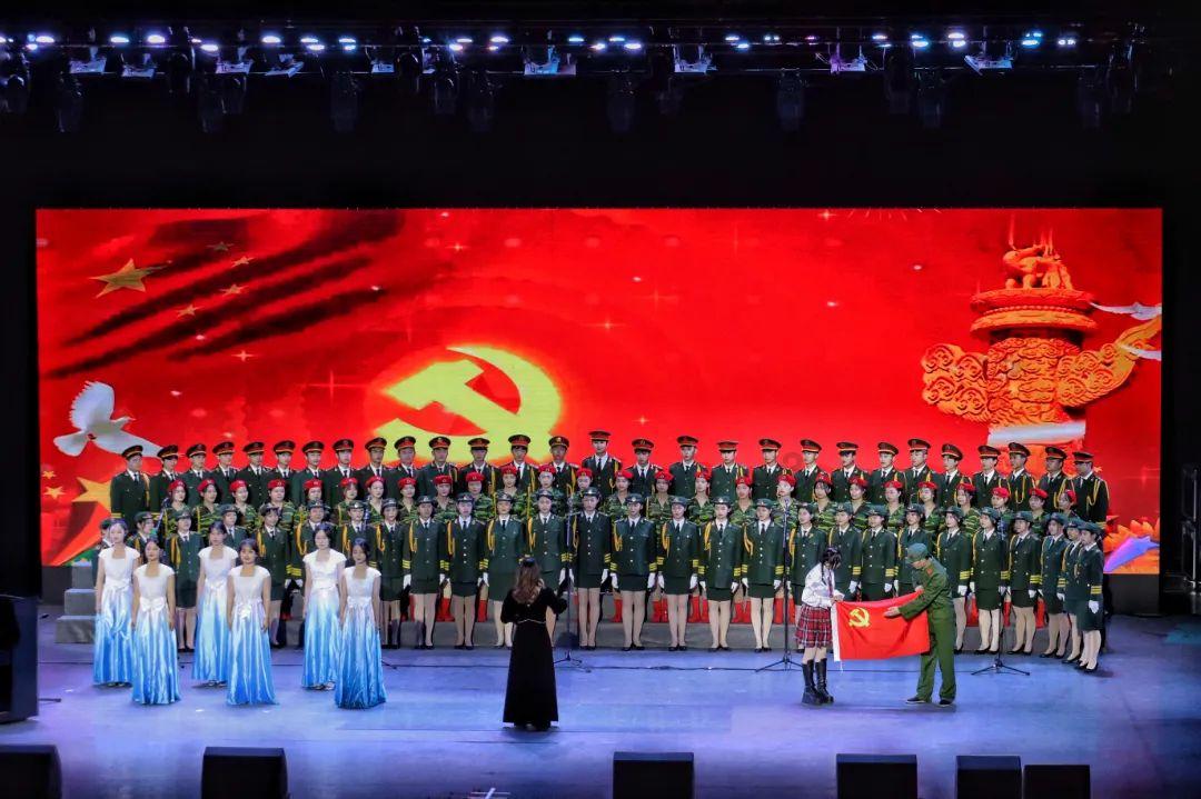 古偶新剧开机太抓马，平台负责人猛夸杨紫爆剧，任嘉伦表情玩味